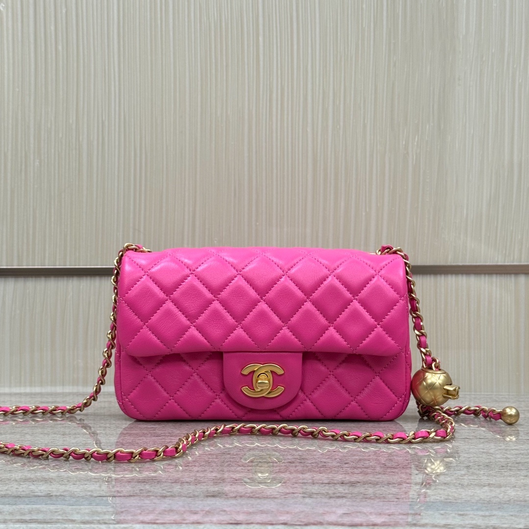 샤넬 Chanel Pink Mini Flap Bag with Gold Ball Charm