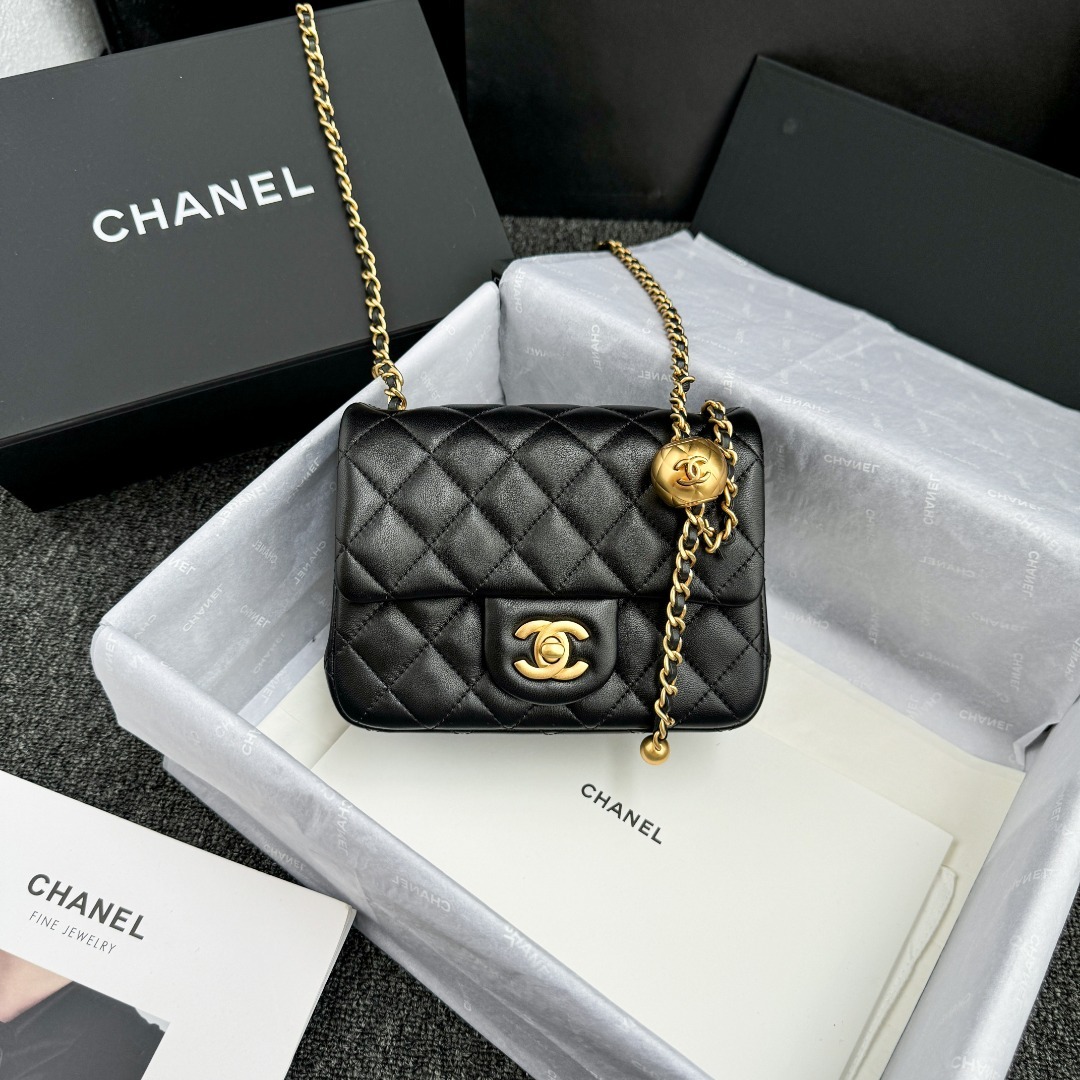 샤넬 Chanel Black Quilted Mini Flap Bag with Gold-Tone Chain and CC Charm