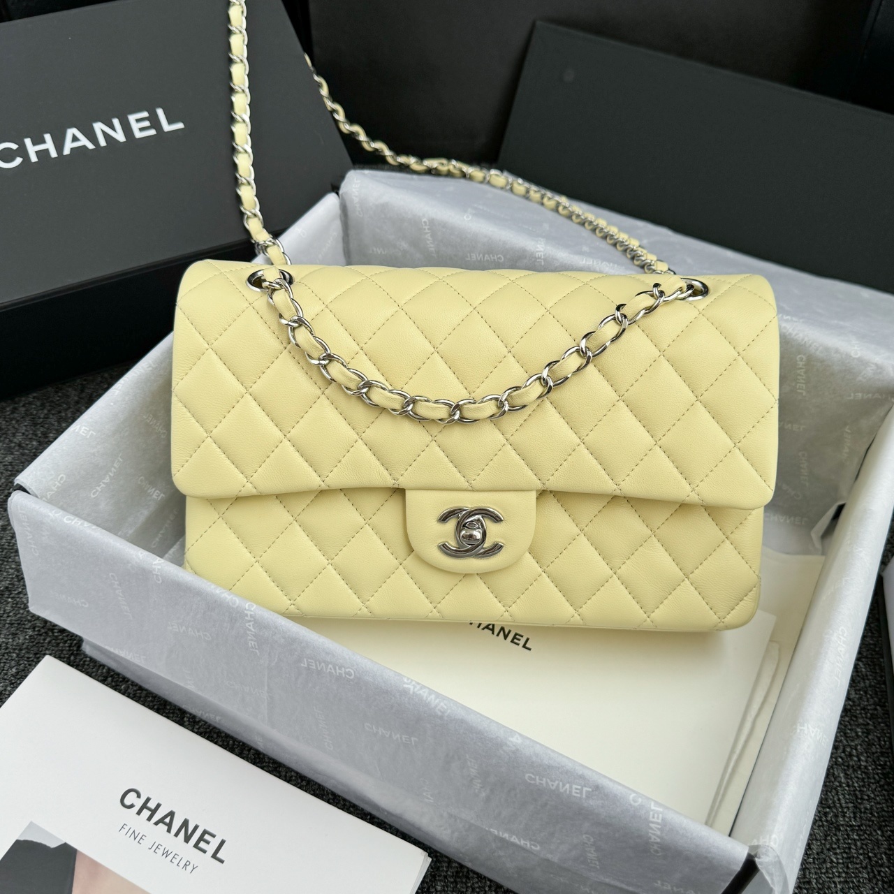 샤넬 CHANEL Classic Flap Bag, Light Yellow Lambskin