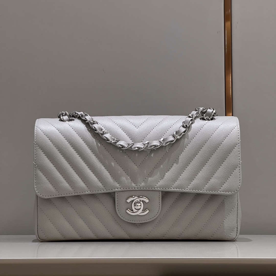 샤넬 CHANEL Chevron Quilted Classic Flap Bag - Light Gray