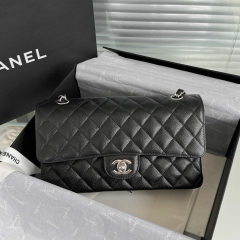 샤넬 Chanel Classic 11.12 Medium Handbag in Black