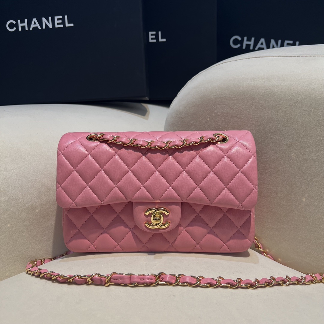 샤넬 CHANEL Small Classic Flap Bag in Pink Lambskin