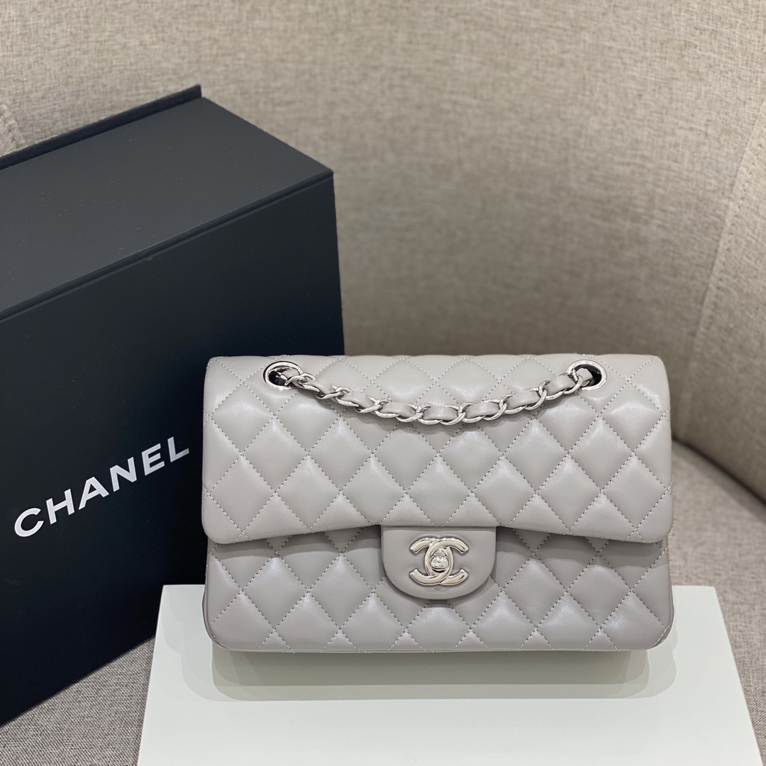 샤넬 Chanel Small Classic Flap Bag in Light Gray Lambskin