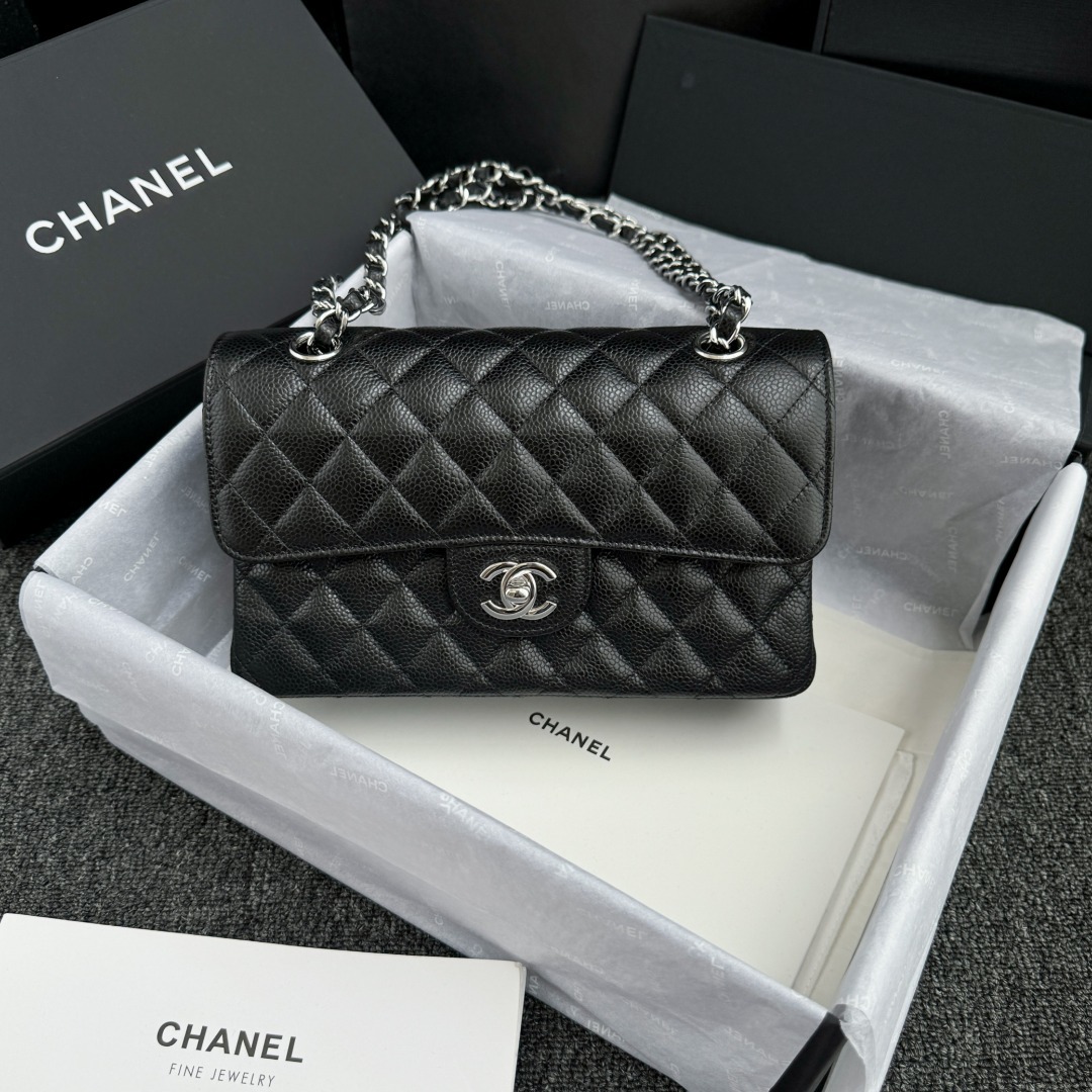 샤넬 Chanel Small Classic Handbag – Black